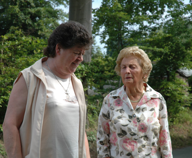 Anneliese und Edith an Fronleichnam 2007
