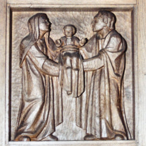Mitte links: Josef nimmt Anteil am Zeugnis des Simeon und der Hanna über Jesus, die Jesus als Heil für alle Völker, als Licht für die Heiden und als Herrlichkeit für das Volk Israel preisen
